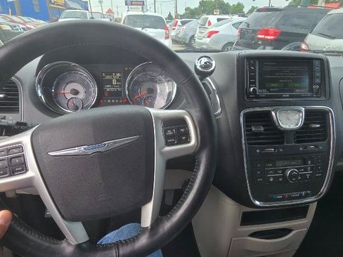 Used 2014 Chrysler Town & Country Touring w/ Driver Convenience Group FWD image 20
