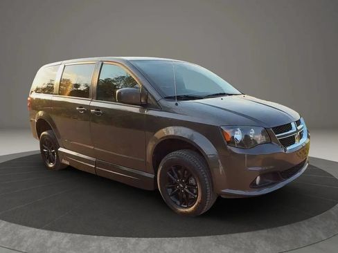 Used 2019 Dodge Grand Caravan SXT w/ Blacktop Package FWD image 5