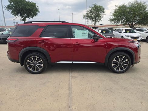New 2026 Nissan Pathfinder Platinum FWD image 2