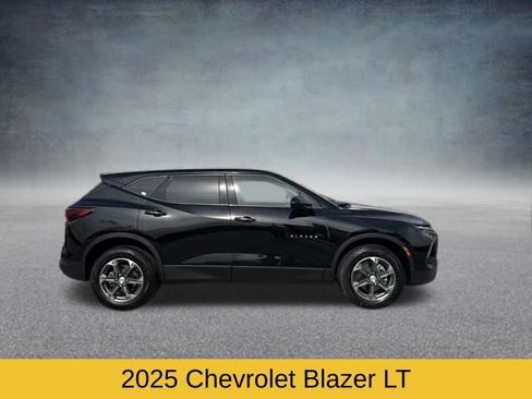 Used 2025 Chevrolet Blazer LT image 3