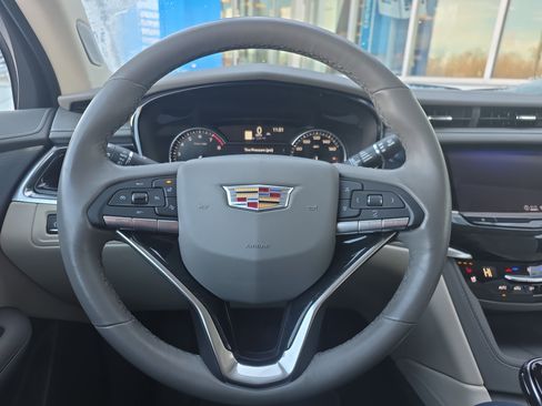 Used 2025 Cadillac XT6 Premium Luxury image 14