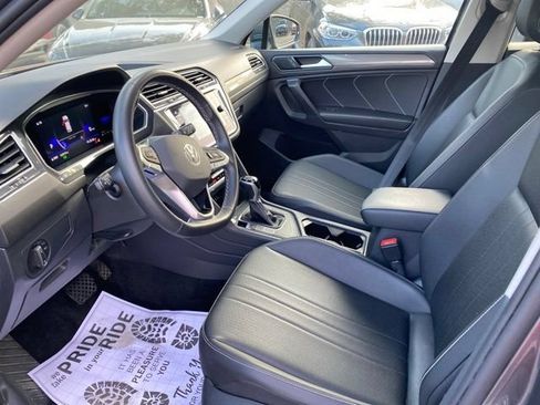 Used 2023 Volkswagen Tiguan SE w/ Panoramic Sunroof Package FWD image 6