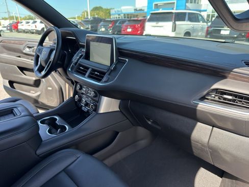 Used 2024 Chevrolet Suburban LT RWD image 33