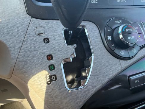 Used 2014 Toyota Sienna LE image 22