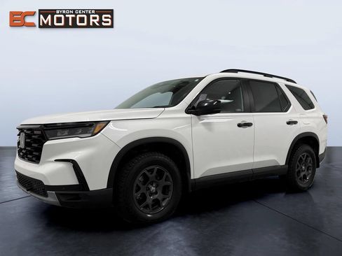 Used 2023 Honda Pilot TrailSport image 2