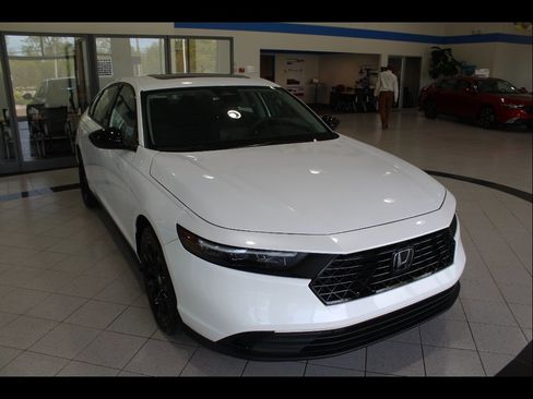 Certified 2025 Honda Accord SE image 3