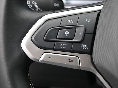 Certified 2025 Volkswagen Taos SE image 17