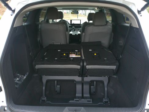 Used 2025 Toyota Sienna XLE image 33