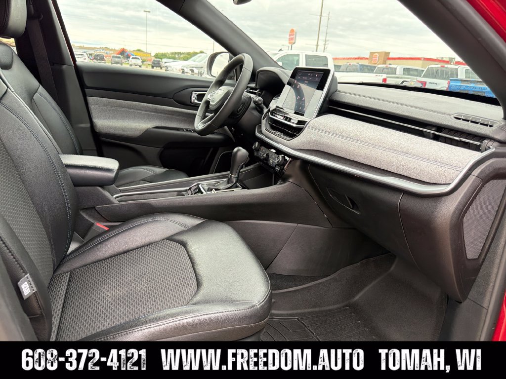 Used 2025 Jeep Compass Latitude w/ Sun & Sound Group AWD/4WD image 34