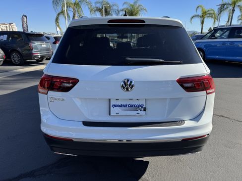 Certified 2021 Volkswagen Tiguan SE w/ Panoramic Sunroof Package image 9