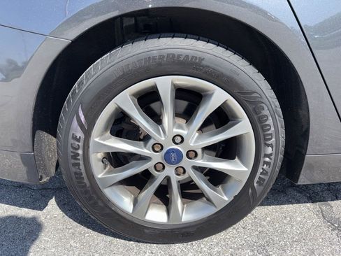 Used 2017 Ford Fusion SE w/ Fusion SE Technology Package FWD image 12