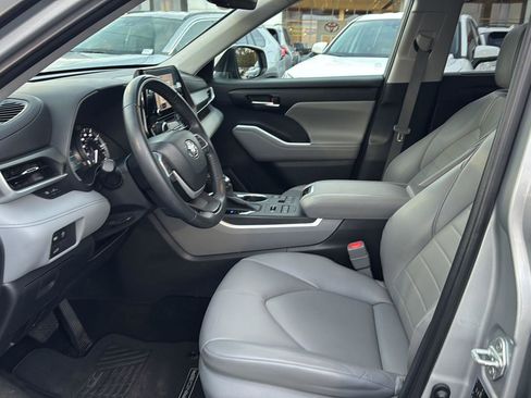 Certified 2023 Toyota Highlander XLE image 8