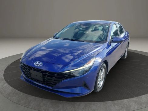 Used 2021 Hyundai Elantra SE image 2