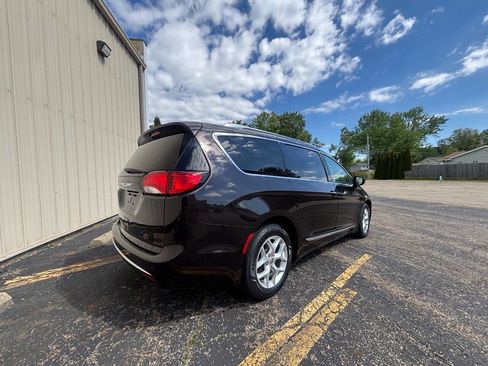 Used 2017 Chrysler Pacifica Touring-L Plus w/ Tire & Wheel Group FWD image 5
