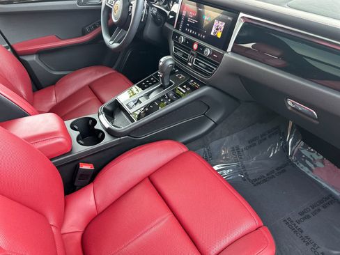 Certified 2025 Porsche Macan AWD/4WD image 17