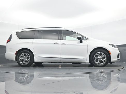 Used 2023 Chrysler Pacifica Limited image 31