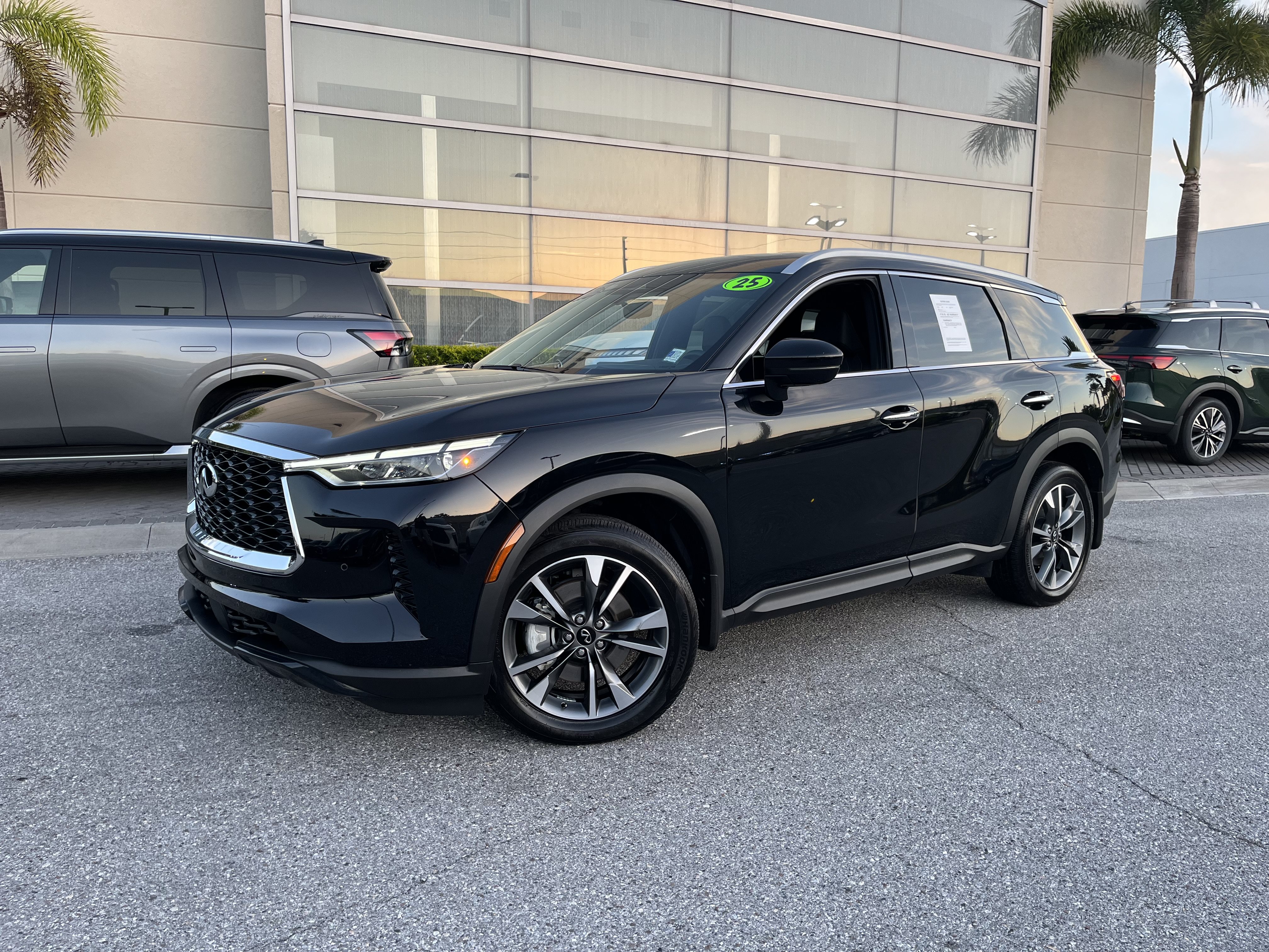 Certified 2025 INFINITI QX60 Luxe w/ Vision Package AWD/4WD image 1