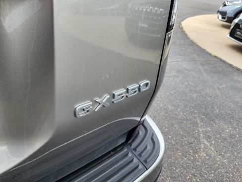 Used 2024 Lexus GX 550 w/ Accessory Package (2T) AWD/4WD image 19