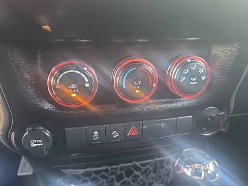 Used 2015 Jeep Wrangler Unlimited Sport w/ Connectivity Group AWD/4WD image 23