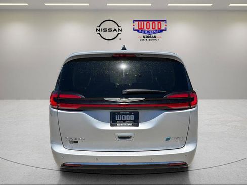 Used 2024 Chrysler Pacifica Limited FWD image 3