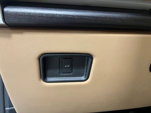 Used 2024 Land Rover Range Rover Long Wheelbase SE image 18