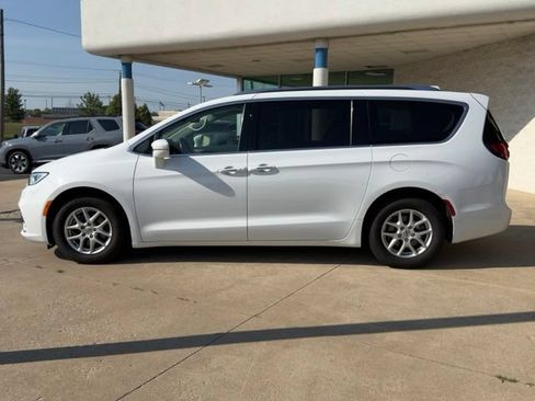 Used 2021 Chrysler Pacifica Touring-L w/ Uconnect Theater Family Group FWD image 2