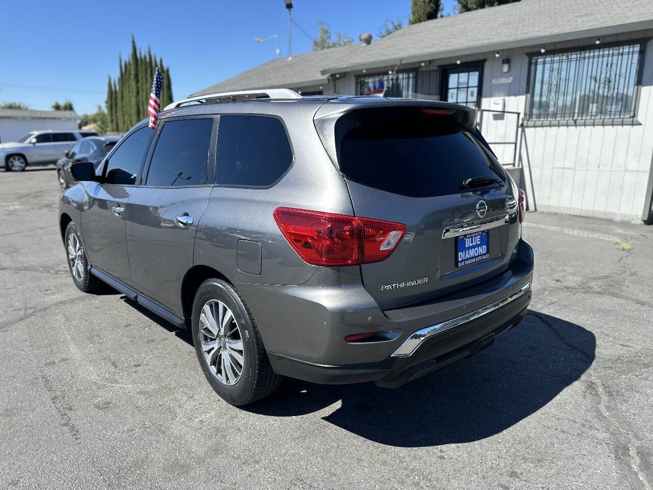 Used 2018 Nissan Pathfinder SL FWD image 4