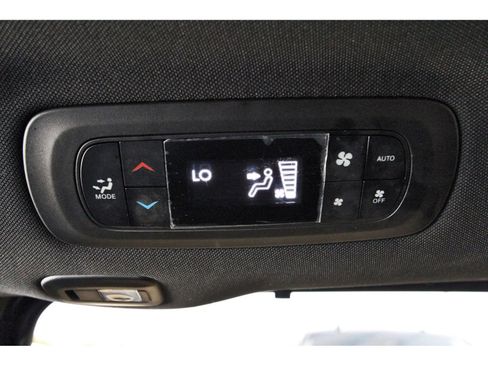 Used 2024 Chrysler Pacifica Premium image 16