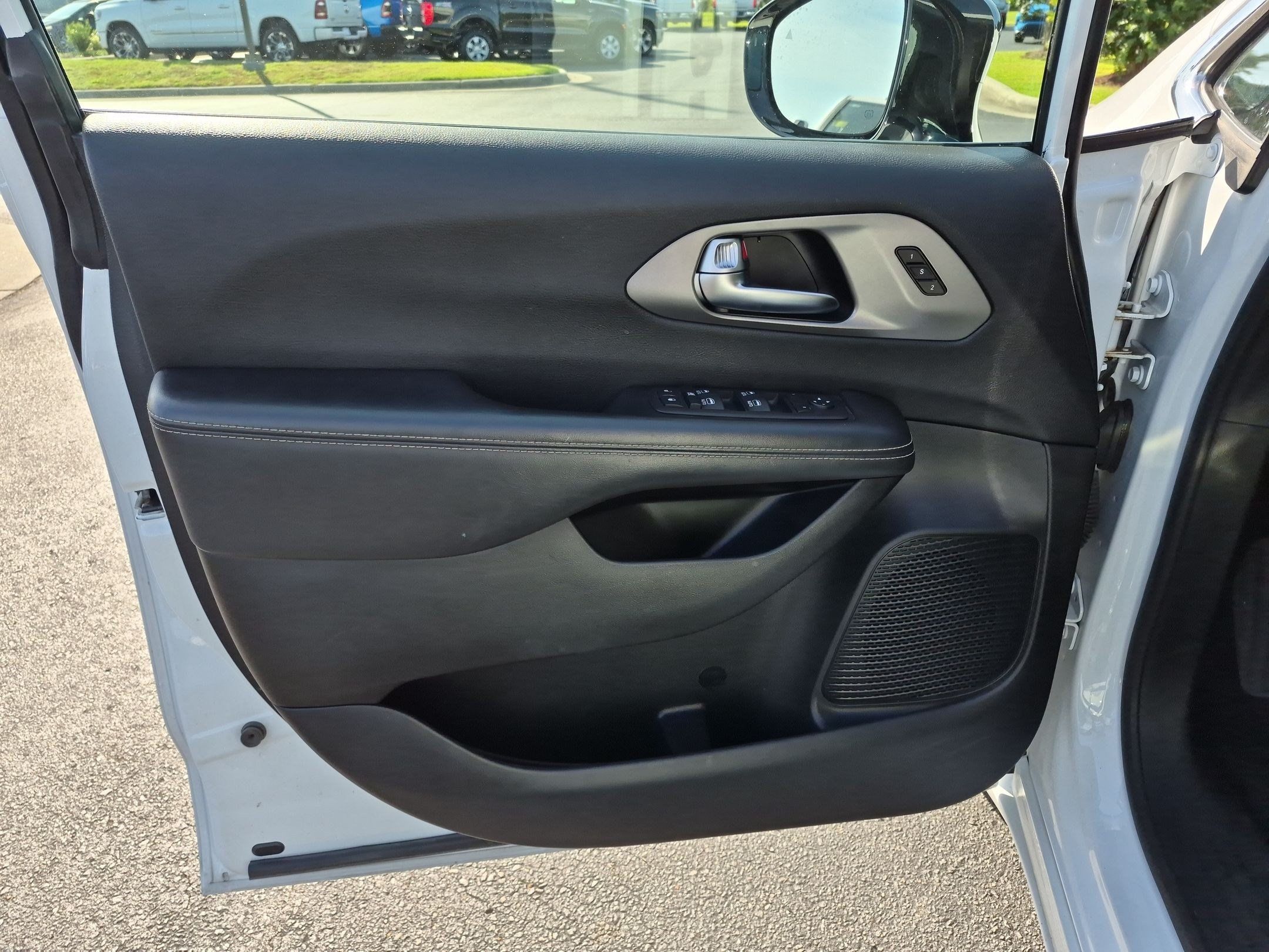 Used 2025 Chrysler Pacifica Select FWD image 10