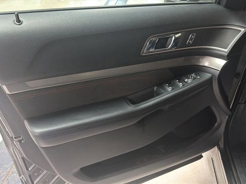 Used 2018 Ford Explorer XLT w/ Equipment Group 202A image 13