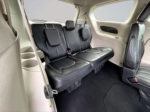 Used 2023 Chrysler Pacifica Touring-L FWD image 28