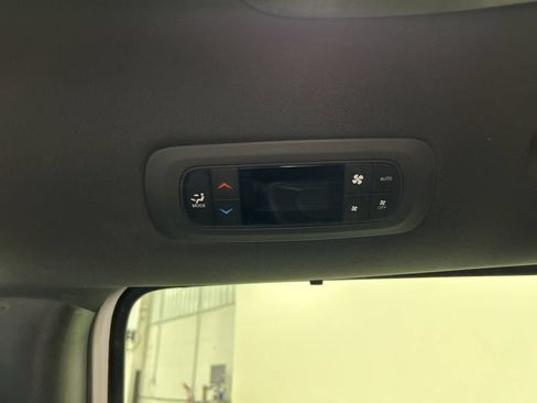 Used 2025 Chrysler Pacifica Select FWD image 28