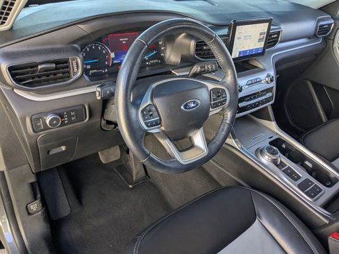 Used 2022 Ford Explorer XLT w/ Equipment Group 202A RWD image 10