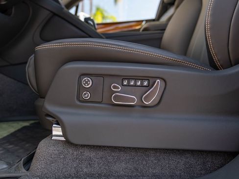 Used 2024 Bentley Bentayga image 16