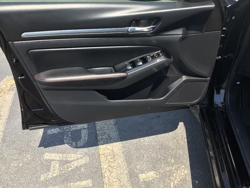 Used 2024 Nissan Altima 2.5 SR FWD image 9