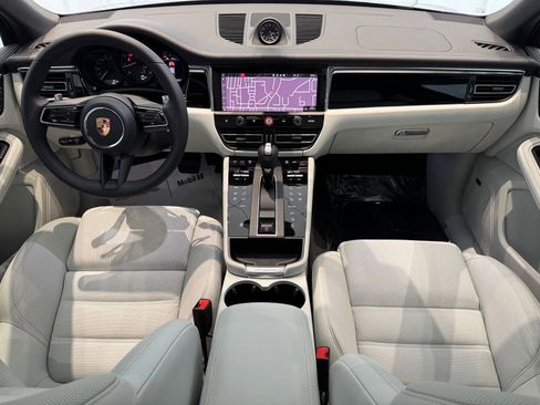 Certified 2025 Porsche Macan image 22