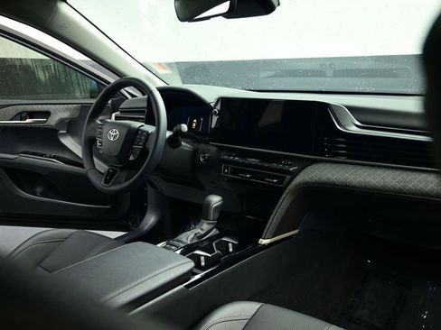 Used 2025 Toyota Camry XLE image 30