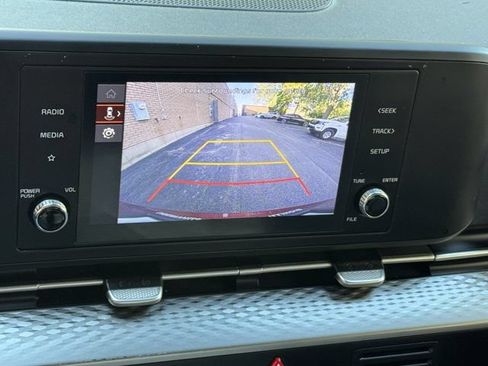 Used 2023 Kia Carnival LX FWD image 17