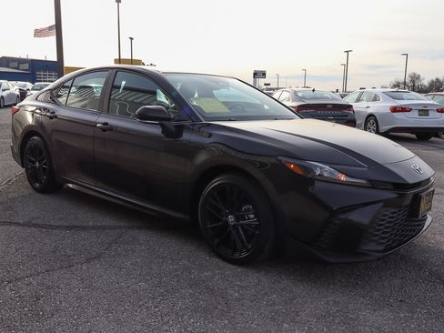 Used 2025 Toyota Camry SE image 3