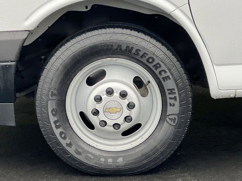 Used 2017 Chevrolet Express 4500 Extended image 21