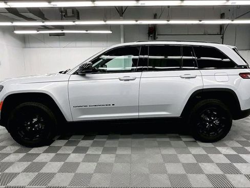Used 2024 Jeep Grand Cherokee Altitude AWD/4WD image 14