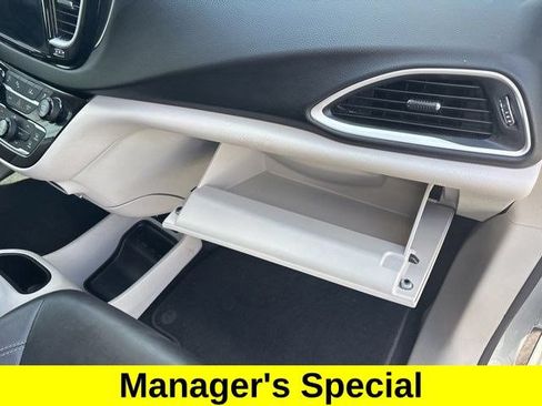 Used 2024 Chrysler Pacifica Touring-L FWD image 40