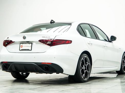 Used 2023 Alfa Romeo Giulia Veloce RWD image 13