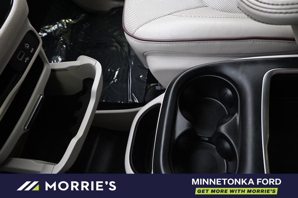 Used 2017 Chrysler Pacifica Limited FWD image 38