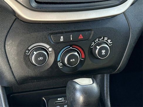 Used 2015 Jeep Cherokee Sport image 21