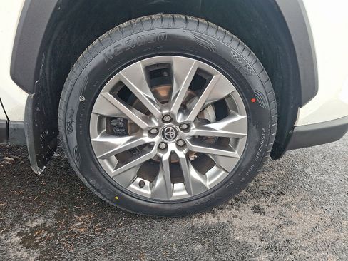 Used 2020 Toyota RAV4 XLE Premium image 8