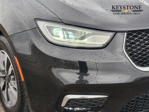 Used 2022 Chrysler Pacifica Touring-L image 9