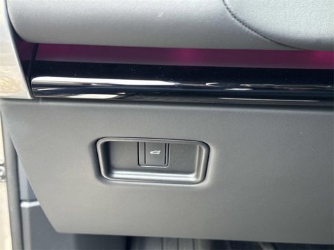 Certified 2024 Land Rover Range Rover SE image 30