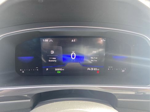 Used 2022 Volkswagen Tiguan SE w/ Panoramic Sunroof Package image 9