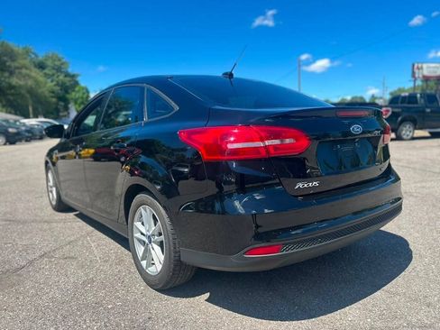 Used 2017 Ford Focus SE w/ Cold Weather Package FWD image 7